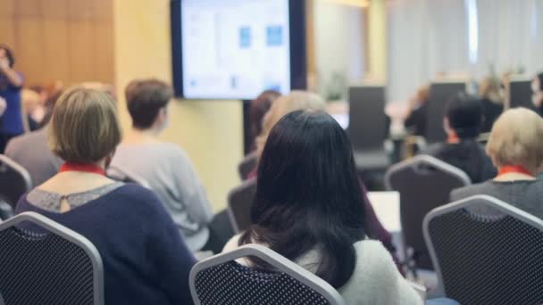 Le public écoute le conférencier — Video