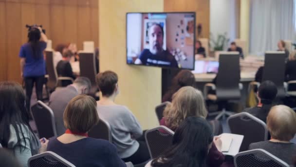 El público escucha al conferenciante — Vídeo de stock