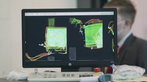 Bagaje scanate pe ecranul scanerului cu raze X din aeroport — Videoclip de stoc