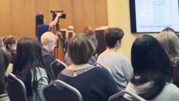 El público escucha al conferenciante — Vídeo de stock