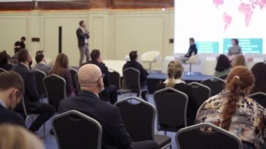 Seyirci hocayı dinler.