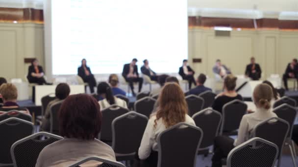 El público escucha al conferenciante — Vídeos de Stock