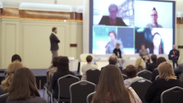 Publiek luistert naar de docent — Stockvideo