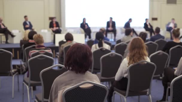 El público escucha al conferenciante — Vídeo de stock