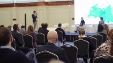 Seyirci hocayı dinler.