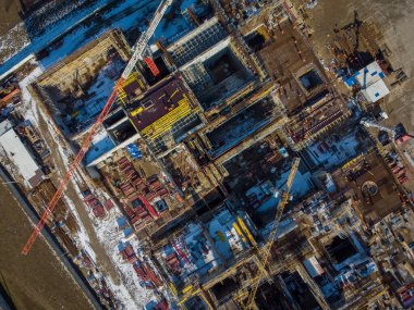 İnşaat alanındaki vinçler ve tamamlanmamış bina