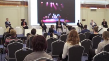 Seyirci hocayı dinler.