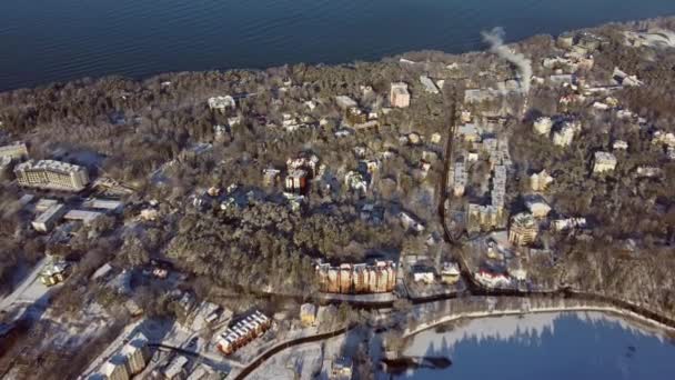 Piccola città costiera tra alberi verdi — Video Stock