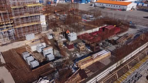 建設現場で作業貨物とビルダー — ストック動画