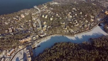Nehir ve orman yakınlarındaki kasaba binaları