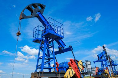 Bulutlu gökyüzüne karşı yağ pompaları