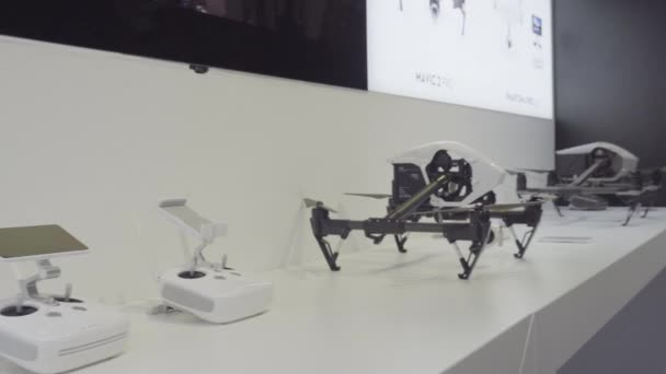 Drone moderno na prateleira na loja — Vídeo de Stock