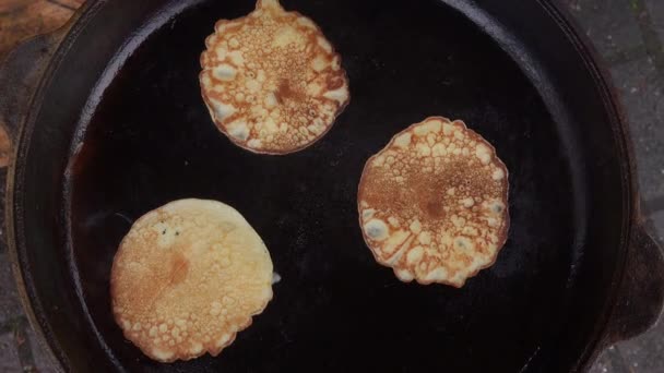 Τηγανίτες τηγανητές σε καυτό τηγάνι — Αρχείο Βίντεο