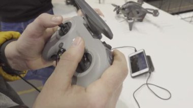Kırpıcı adamlar akıllı telefonda video oyunu oynuyorlar