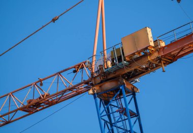 Mavi gökyüzüne karşı inşaat vinci