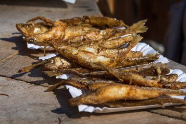 Kağıt tabakta kızarmış balık.