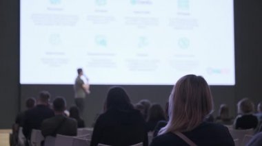 Seyirci atölyede öğretim görevlisini dinliyor