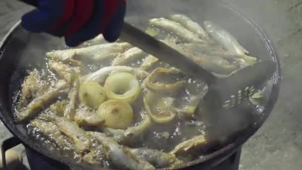 Ψάρι τηγανισμένο σε καυτό λάδι — Αρχείο Βίντεο