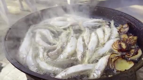 Рыба жарится в горячем масле — стоковое видео