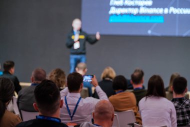 Seyirci atölyede öğretim görevlisini dinliyor