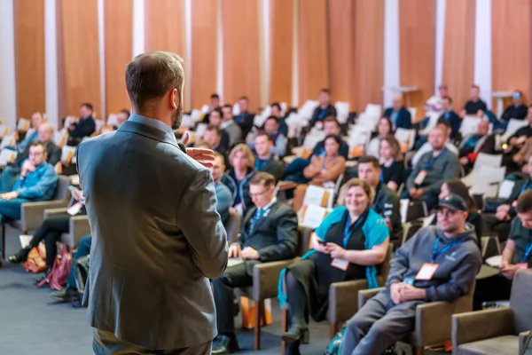 Mężczyzna prezenter przemawia do publiczności na seminarium — Zdjęcie stockowe