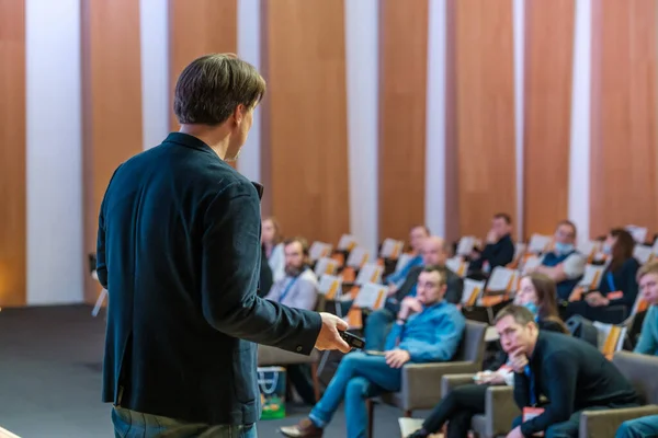 Männlicher Moderator spricht bei Seminar zum Publikum — Stockfoto