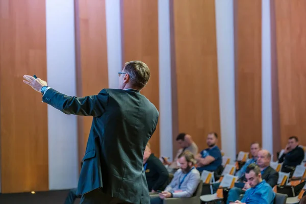 Männlicher Moderator spricht bei Seminar zum Publikum — Stockfoto