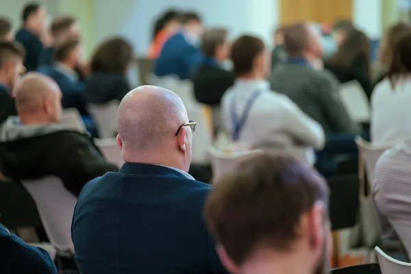 El público escucha al profesor en la conferencia de negocios — Foto de Stock