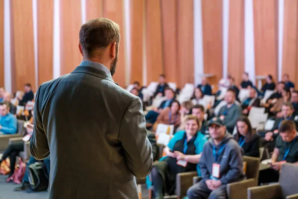 Man presentatör talar till publiken vid seminariet — Stockfoto