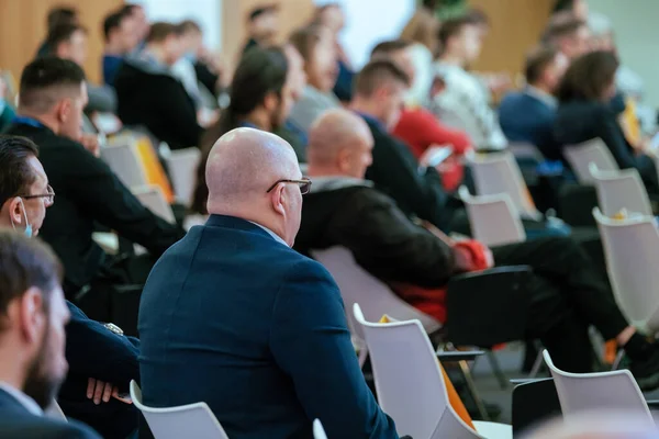 El público escucha al profesor en la conferencia de negocios — Foto de Stock