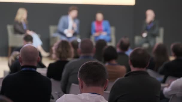 Audience listens to the lecturer — Stock Video