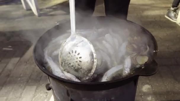 Ikan digoreng dalam minyak panas — Stok Video