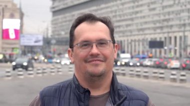 Yetişkin adam başını sallıyor ve sokakta başını sallıyor.