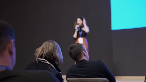 Publiek luistert naar vrouwelijke spreker in workshop — Stockvideo