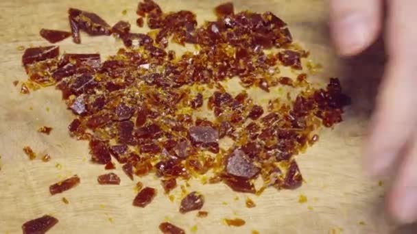 Mulher de colheita quebrando caramelo na placa de corte — Vídeo de Stock
