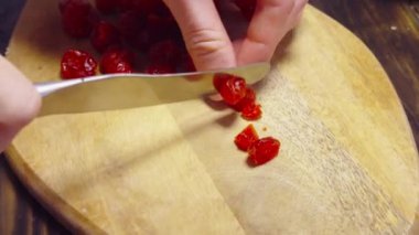 Tanımlanamayan ev hanımı gemide böğürtlen kesiyor