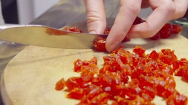 Tanımlanamayan ev hanımı gemide böğürtlen kesiyor