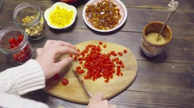 Ekin dişisi masada böğürtlen kesiyor