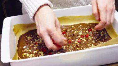 Ekin kadın çikolataya karamel ekliyor.