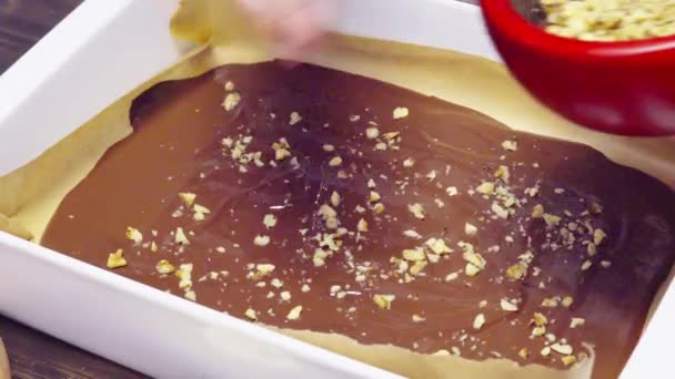 Женщина, выращивающая карамель, добавляет шоколад — стоковое видео