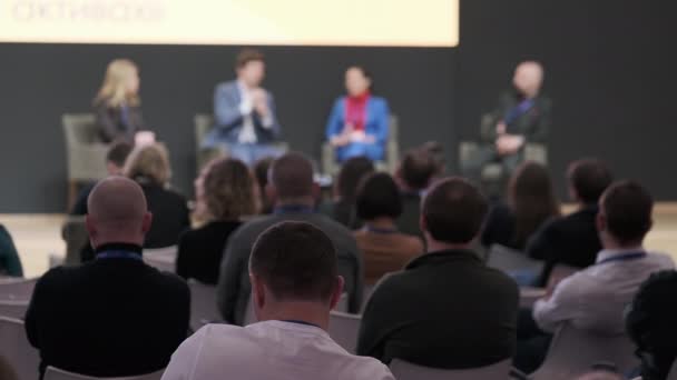 Le public écoute le conférencier — Video