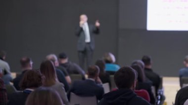 Seyirci atölyede öğretim görevlisini dinliyor