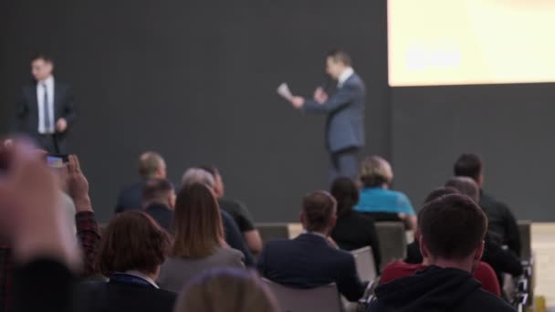 Publikum hört Dozent bei Workshop zu — Stockvideo