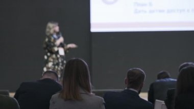 Seyirciler atölyede kadın konuşmacıları dinliyor.