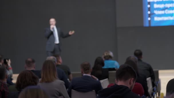 Audiencia escucha a conferenciante en taller — Vídeos de Stock