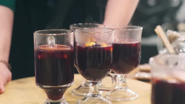 Copos de vinho quente quente quente na mesa — Vídeo de Stock