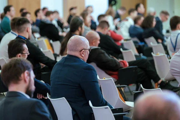 Publiken lyssnar på föreläsaren på företagskonferensen — Stockfoto