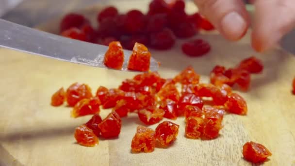 Неузнаваемая домохозяйка режет ягоды на борту — стоковое видео