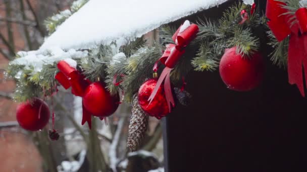 Decoraciones de Navidad en el techo cubierto de nieve — Vídeos de Stock