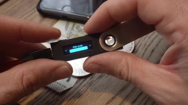 Kırpıcı donanım cüzdanına pin kodu giriyor — Stok video